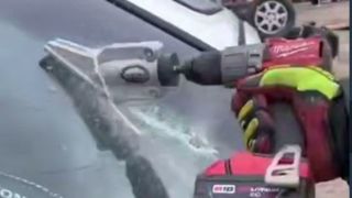 ابزار برش شیشه که توسط آتش‌نشان‌ها در شرایط اضطراری استفاده می‌شود