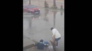 سقوط در گودال آب تا کمر! | لحظه وقوع اتفاق هولناک برای دختر جوان سقوط در گودال آب تا کمر! | لحظه وقوع اتفاق هولناک برای دختر جوان