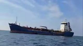 تصاویری از بشکه های سوخت قاچاق در نفتکش خارجی | این نفتکش توقیف شد