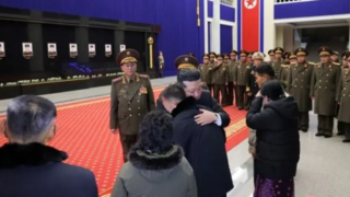 کیم جونگ اون به گریه افتاد کیم جونگ اون به گریه افتاد