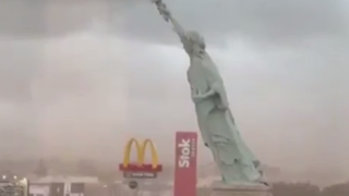 ماکت مجسمه آزادی در برزیل بر اثر طوفان سقوط کرد ماکت مجسمه آزادی در برزیل بر اثر طوفان سقوط کرد