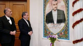 رونمایی از نماد یادبود شهید امیرعبداللهیان در مسکو توسط عراقچی