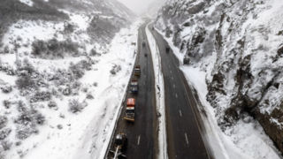 خودروهای بدون زنجیر چرخ از محورهای کوهستانی برگردانده می‌شوند
