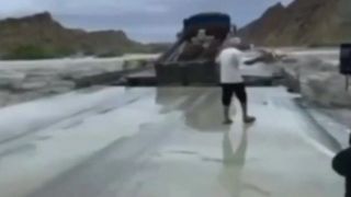 فروریختن یک پل هنگام عبور کامیون در هرمزگان