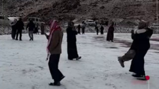 برف نادر در عربستان و برف‌بازی سعودی‌ها