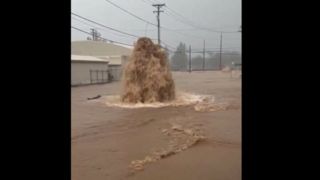 فوران یک و نیم متری آب گل آلود وسط خیابان!