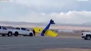 لحظه ترسناک واژگون شدن یک هواپیما در باد شدید