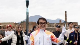  جکی چان مشعل بازی‌های المپیک زمستانی ۲۰۲۶ را حمل کرد