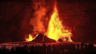 فوران فواره‌های گدازه درون آتشفشان کیلاویا در هاوایی