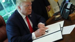 هشدار دموکرات‌ها به ترامپ درباره تبعات برکناری سفرای آمریکا