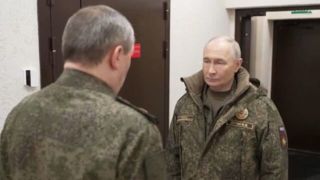 حضور پوتین با لباس نظامی در قرارگاه فرماندهی ارتش روسیه