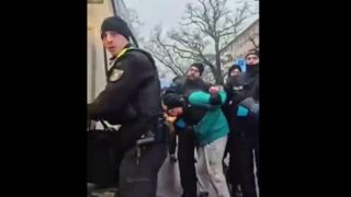 بازداشت خشن معترضان در خیابان توسط پلیس