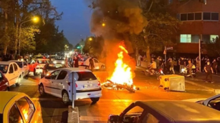 ترفند جدید آشوبگران؛ زنان و کودکان را سپر انسانی کنید! ترفند جدید آشوبگران؛ زنان و کودکان را سپر انسانی کنید!