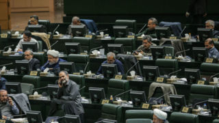 نماینده مجلس: دانه‌درشت‌ها و اَبَربدهکاران و محتکران اقتصادی شناسایی و مجازات شوند