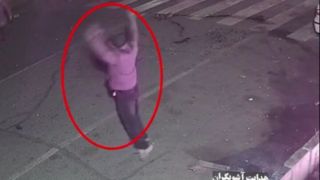 لحظه شکستن درب آهنی حوزه بسیج | لحظه آتش زدن موتورهای بسیجیان