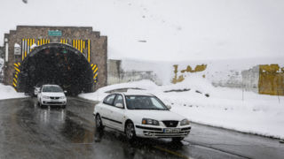 ترافیک سنگین در محورهای منتهی به استانهای شمالی/ برف و باران در جاده چالوس ترافیک سنگین در محورهای منتهی به استانهای شمالی/ برف و باران در جاده چالوس