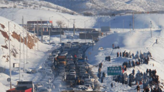 شادی مردم پاوه در یک روز برفی