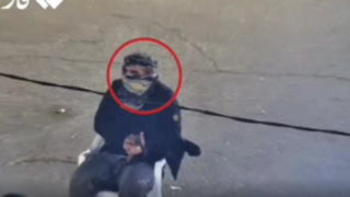 لیدر تبر به دست در میان آشوبگران شوشتر خوزستان