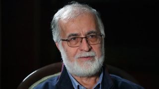 عطریانفر: رضا پهلوی به همان زندگی مرفه که با پول‌ ایرانیها ساخته بپردازد