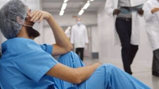 چرا وزارت بهداشت می‌خواهد پزشکان را نصف کند؟