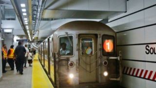 لحظه حمله وحشیانه به یک نوجوان در مترو