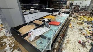 تخریب بازار روز توسط اغتشاشگران در مبارکه اصفهان تخریب بازار روز توسط اغتشاشگران در مبارکه اصفهان