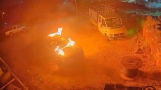 ریختن ماده آتش زا روی یک دستگاه خودرو | لحظه وقوع آتش سوزی