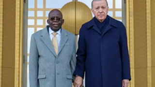 لحظه زمین خوردن رئیسجمهور نیجریه در کنار اردوغان لحظه زمین خوردن رئیسجمهور نیجریه در کنار اردوغان