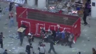 حمله معترضان خشمگین آمریکایی به اداره مهاجرت لسآنجلس حمله معترضان خشمگین آمریکایی به اداره مهاجرت لسآنجلس