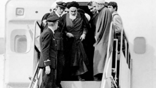 لحظه ورود تاریخی امام خمینی(ره) به وطن