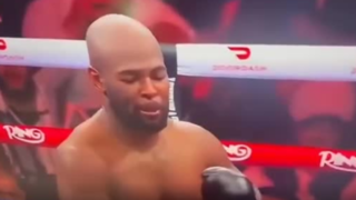 مشتی که کلاه‌گیس یک بوکسور را بر باد دارد