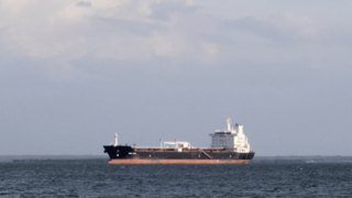 یک هشدار در تنگه هرمز قیمت نفت را بالا برد