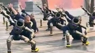 تمرین عجیب کونگ‌فوی ربات‌های انسان‌نما با راهبان معبد