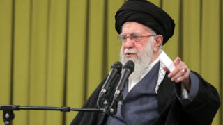 رهبر انقلاب: قوی‌ترین ارتش دنیا ممکن است گاهی آن‌چنان سیلی بخورد که از جا نتواند بلند شود