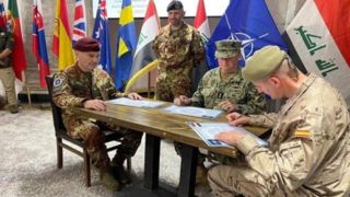 یک مقام ناتو: به ماموریتمان در عراق ادامه می‌دهیم