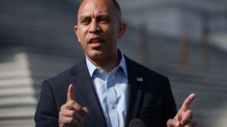 رهبر دموکرات‌های مجلس نمایندگان: ترامپ درباره ایران دروغ می گوید