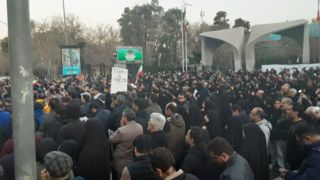 اولین تصاویر از آغاز تجمع مردمی مقابل دانشگاه تهران در پی اعلام خبر شهادت آیت الله خامنه‌ای