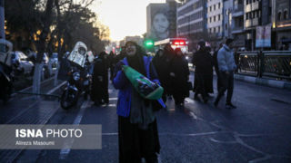 تجمع سوگواران رهبر شهید انقلاب در مقابل دانشگاه تهران