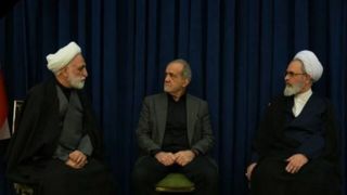 واگذاری اختیار عزل و نصب مقامات نظامی و انتظامی و اعلان صلح و جنگ به شورای موقت رهبری  