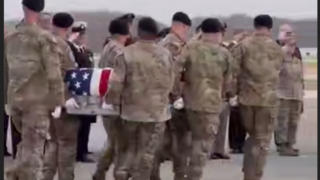 لحظه تحویل اجساد کشته‌شدگان ارتش آمریکا در حمله هوایی ایران به پایگاه آمریکا در کویت