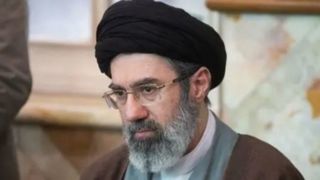 آیت الله مجتبی خامنه‌ای  به عنوان رهبر انقلاب معرفی شد 
