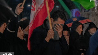  هم‌آغوشی قرآن و پرچم در لیالی قدر