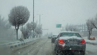 بارش برف و باران در محورهای ۱۳ استان/ تردد در جاده‌های شمالی روان است         