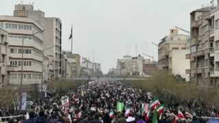 زیر باران، در سایه‌ی پرچم ‌