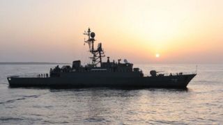 پیکرهای مطهر ۸۴ شهید قهرمان ناوشکن دنا تشییع می‌شود