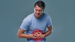 چرا دچار نفخ می‌شویم؟ | راهکارهای برطرف کردن مشکل خیلی‌ها در این روزها