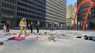 اجرای پرفورمنس ضدجنگ در شیکاگو به یاد کودکان شهید میناب