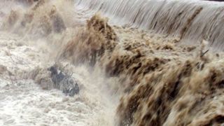 طوفانی شدن دریای خزر/ ارتفاع موج به ۲ متر می‌رسد 