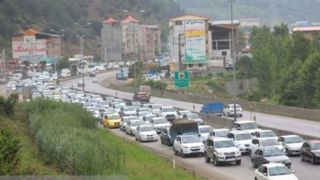 ترافیک سنگین در محورهای شمالی/ بارش باران و برف در جاده‌های ۲۵ استان  