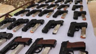 دستگیری قاچاقچیان اسلحه و کشف ۱۰ قبضه کلت توسط مرزبانان  